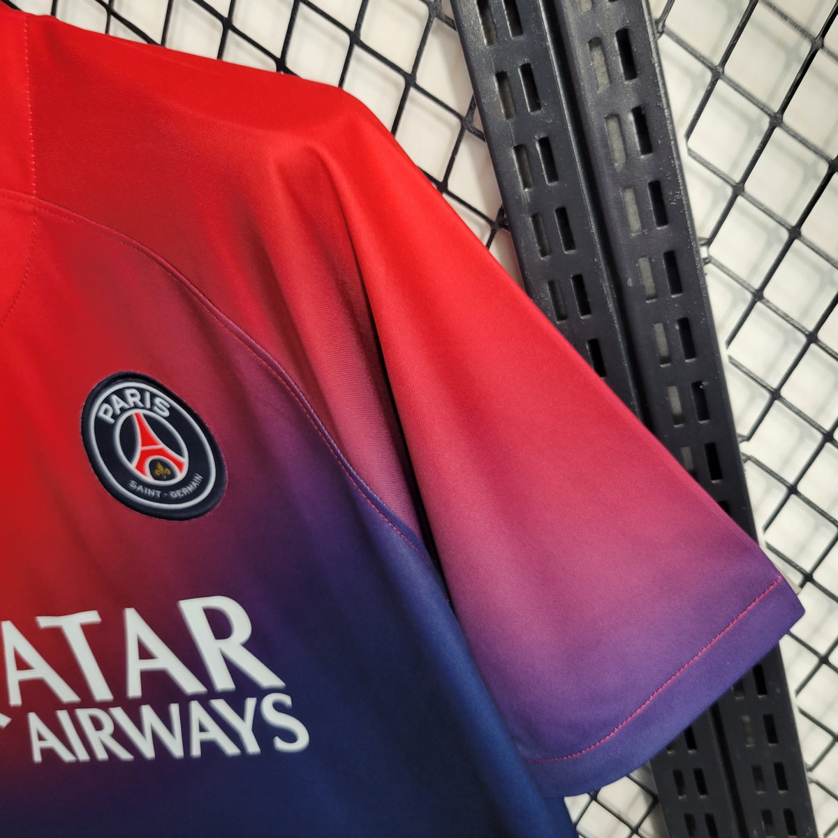 Camisa de Treino do PSG Vermelha e Azul 23/24