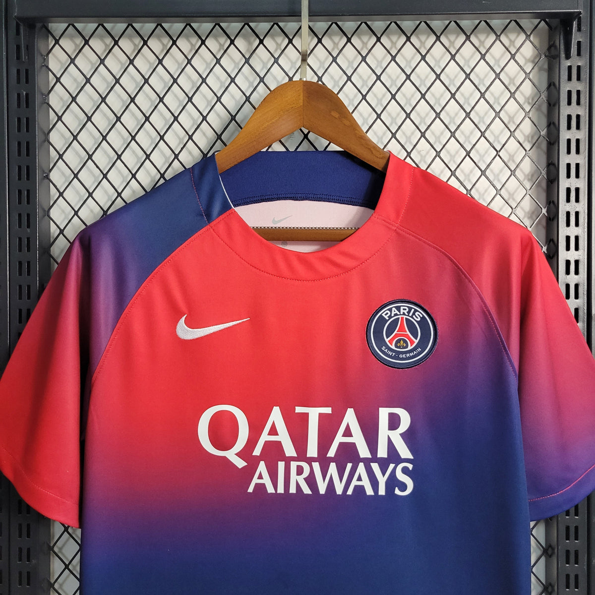 Camisa de Treino do PSG Vermelha e Azul 23/24