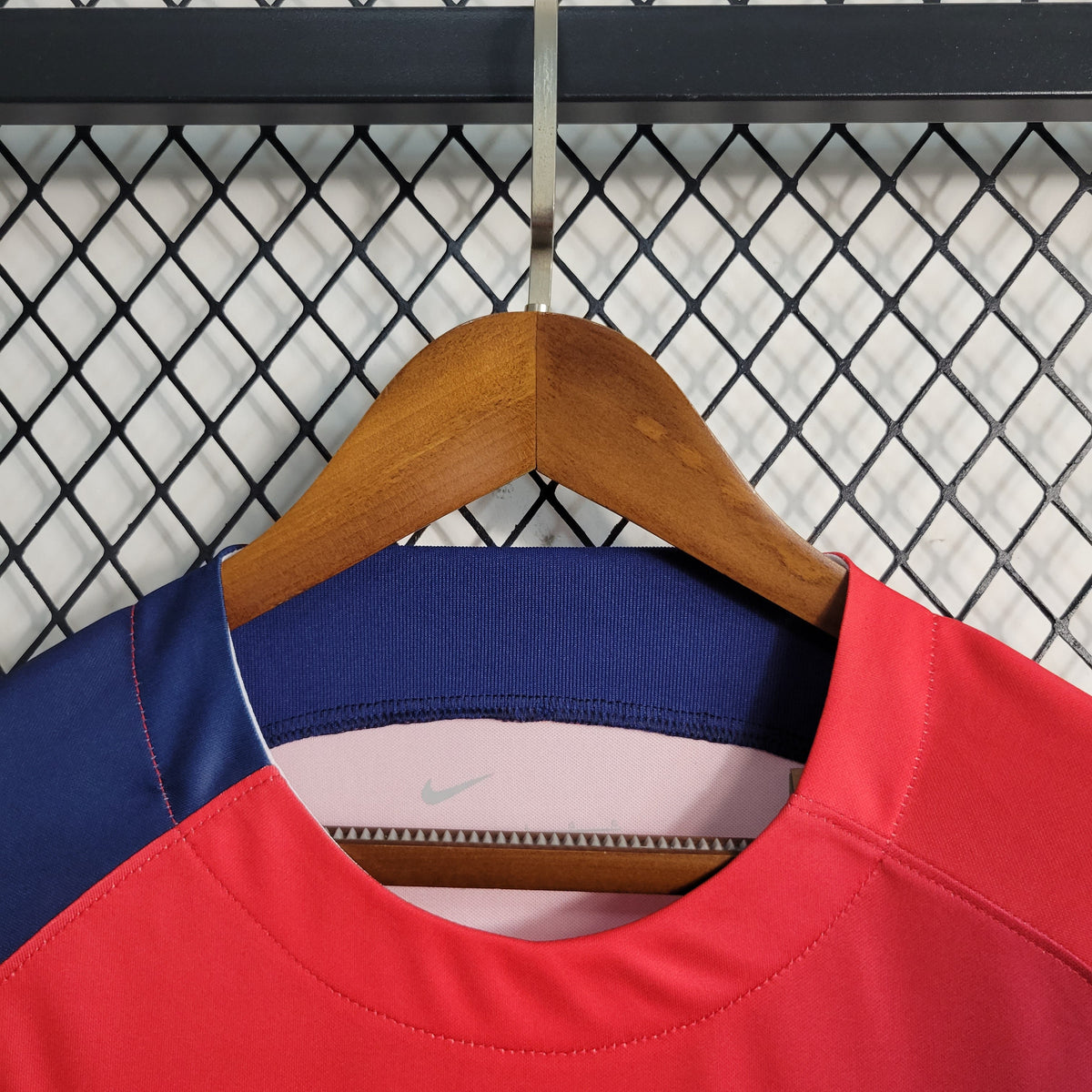 Camisa de Treino do PSG Vermelha e Azul 23/24