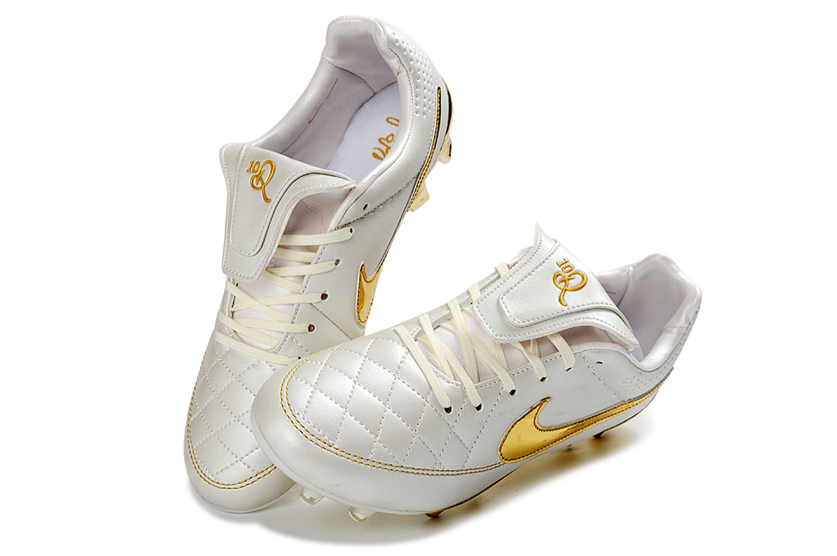 Nike Tiempo R10 branca com dourado